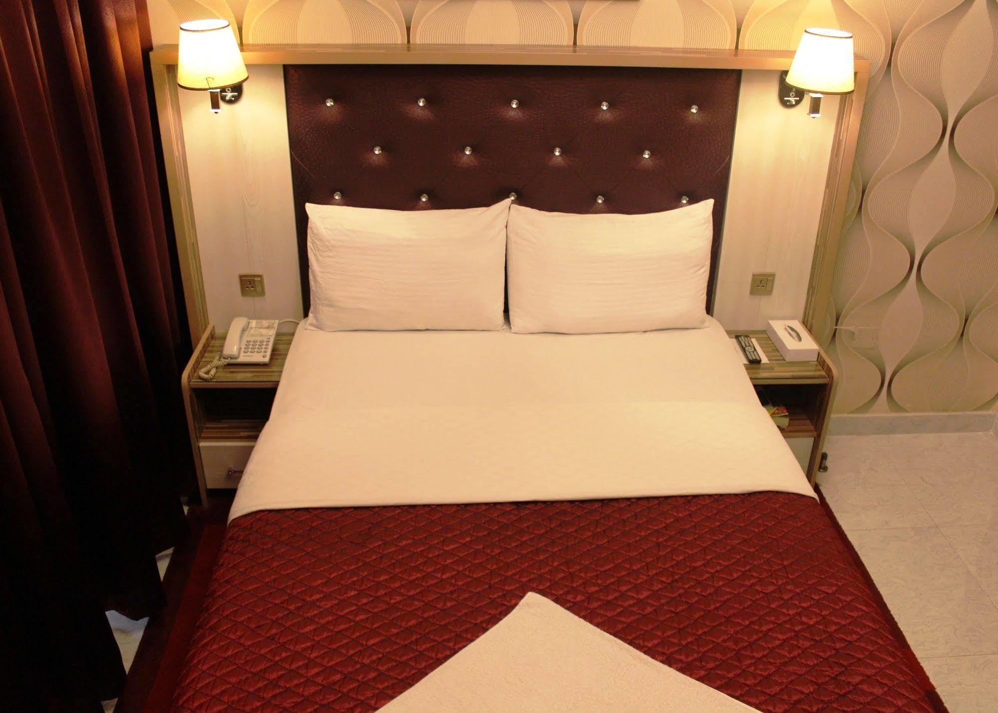 Sutchi Hotel Dubai Bagian luar foto