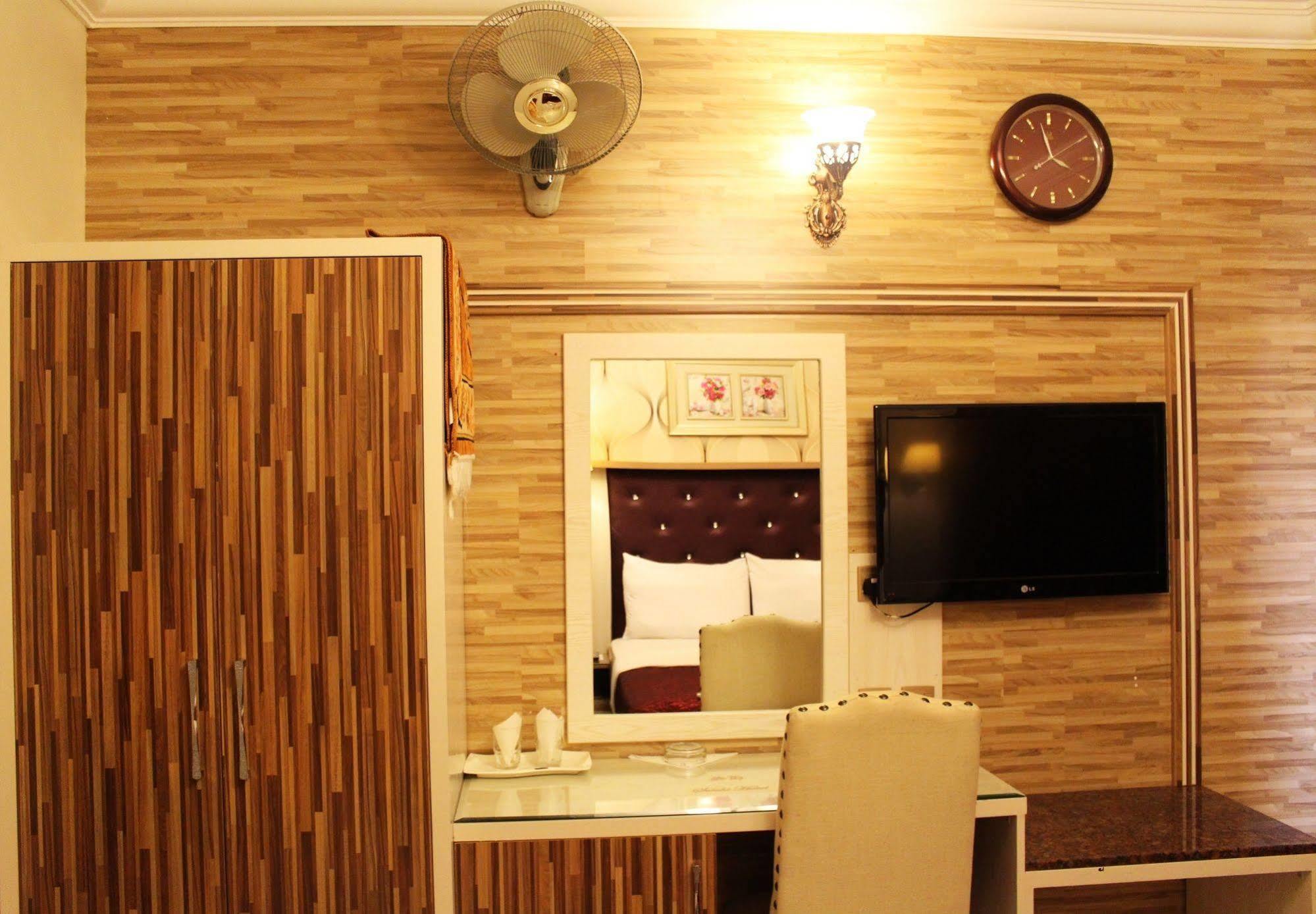 Sutchi Hotel Dubai Bagian luar foto