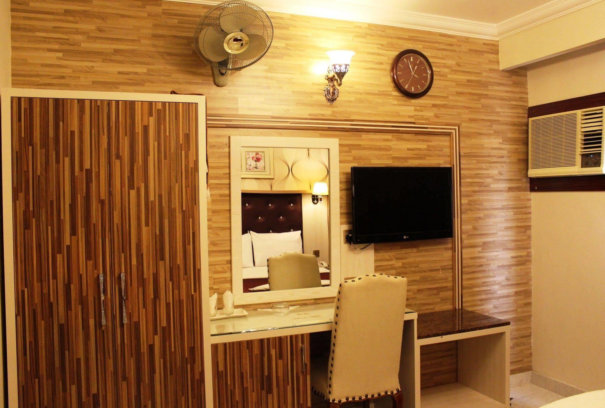 Sutchi Hotel Dubai Bagian luar foto